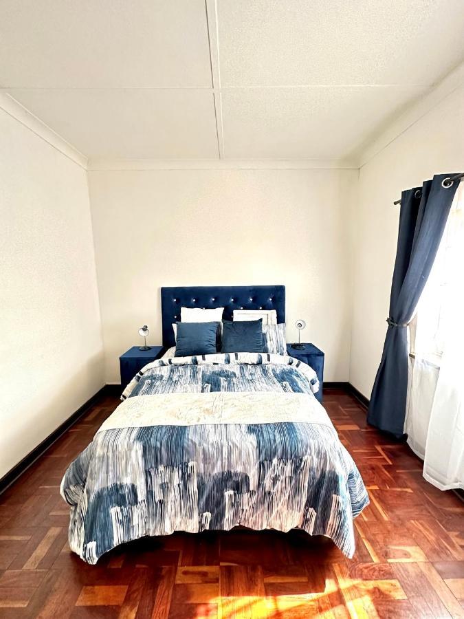 Blue Lantern Bed And Breakfast Kempton Park Bagian luar foto