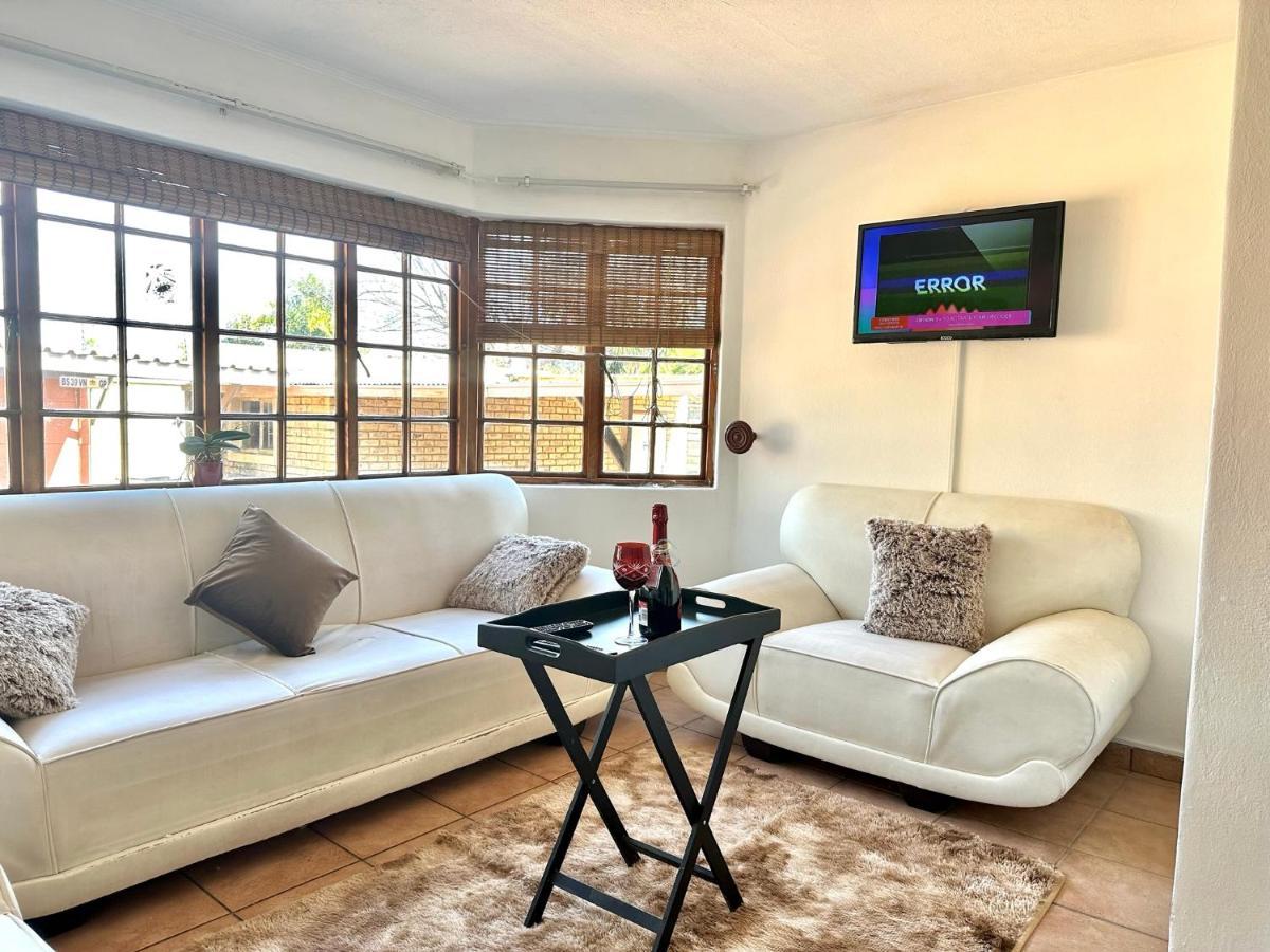 Blue Lantern Bed And Breakfast Kempton Park Bagian luar foto