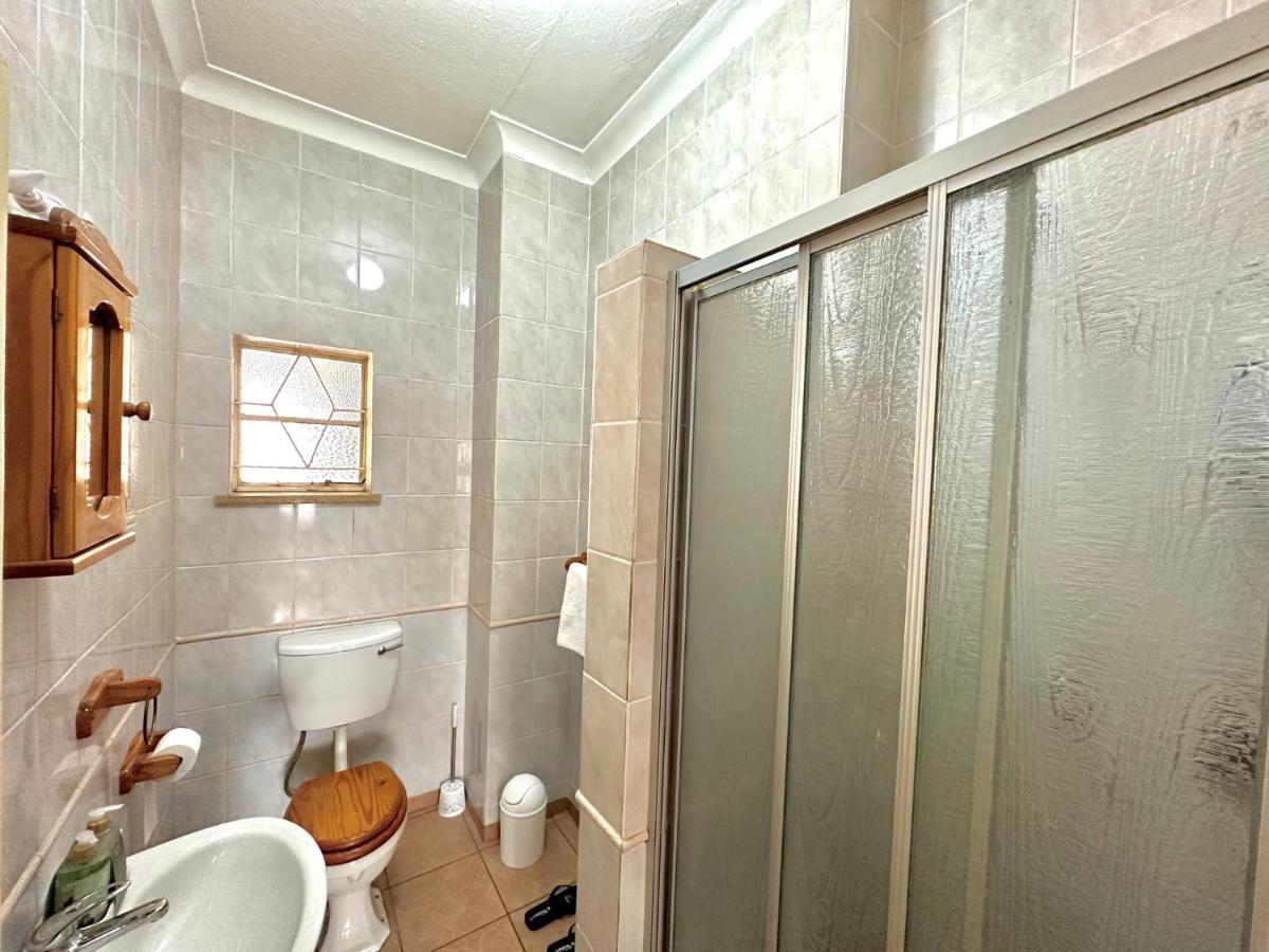 Blue Lantern Bed And Breakfast Kempton Park Bagian luar foto