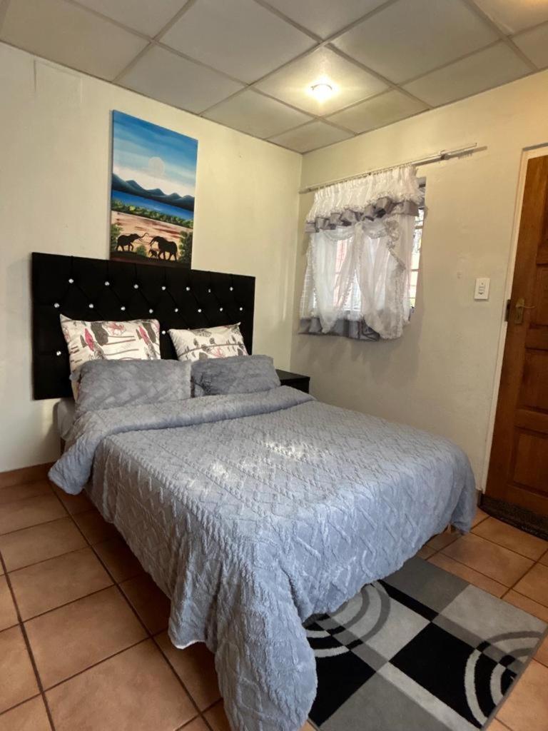 Blue Lantern Bed And Breakfast Kempton Park Bagian luar foto