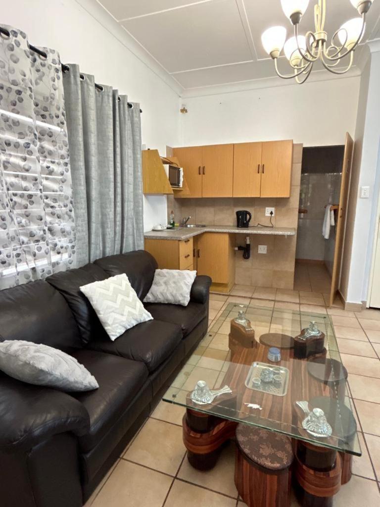 Blue Lantern Bed And Breakfast Kempton Park Bagian luar foto