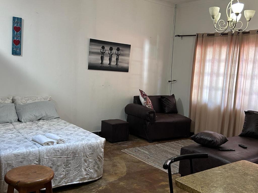 Blue Lantern Bed And Breakfast Kempton Park Bagian luar foto