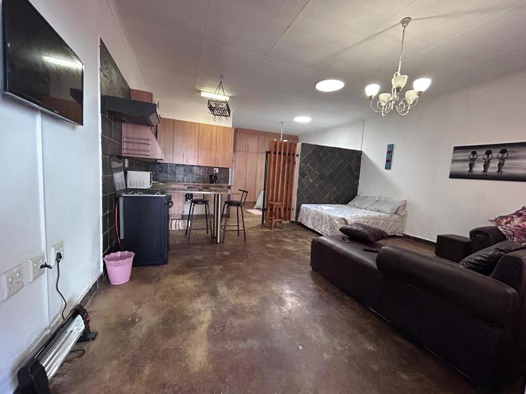 Blue Lantern Bed And Breakfast Kempton Park Bagian luar foto