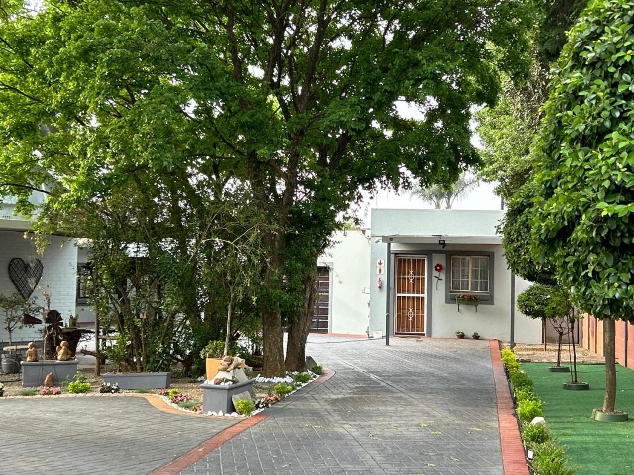 Blue Lantern Bed And Breakfast Kempton Park Bagian luar foto