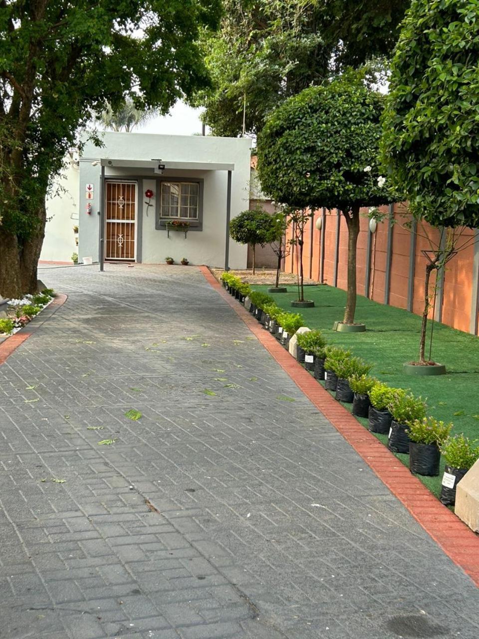 Blue Lantern Bed And Breakfast Kempton Park Bagian luar foto
