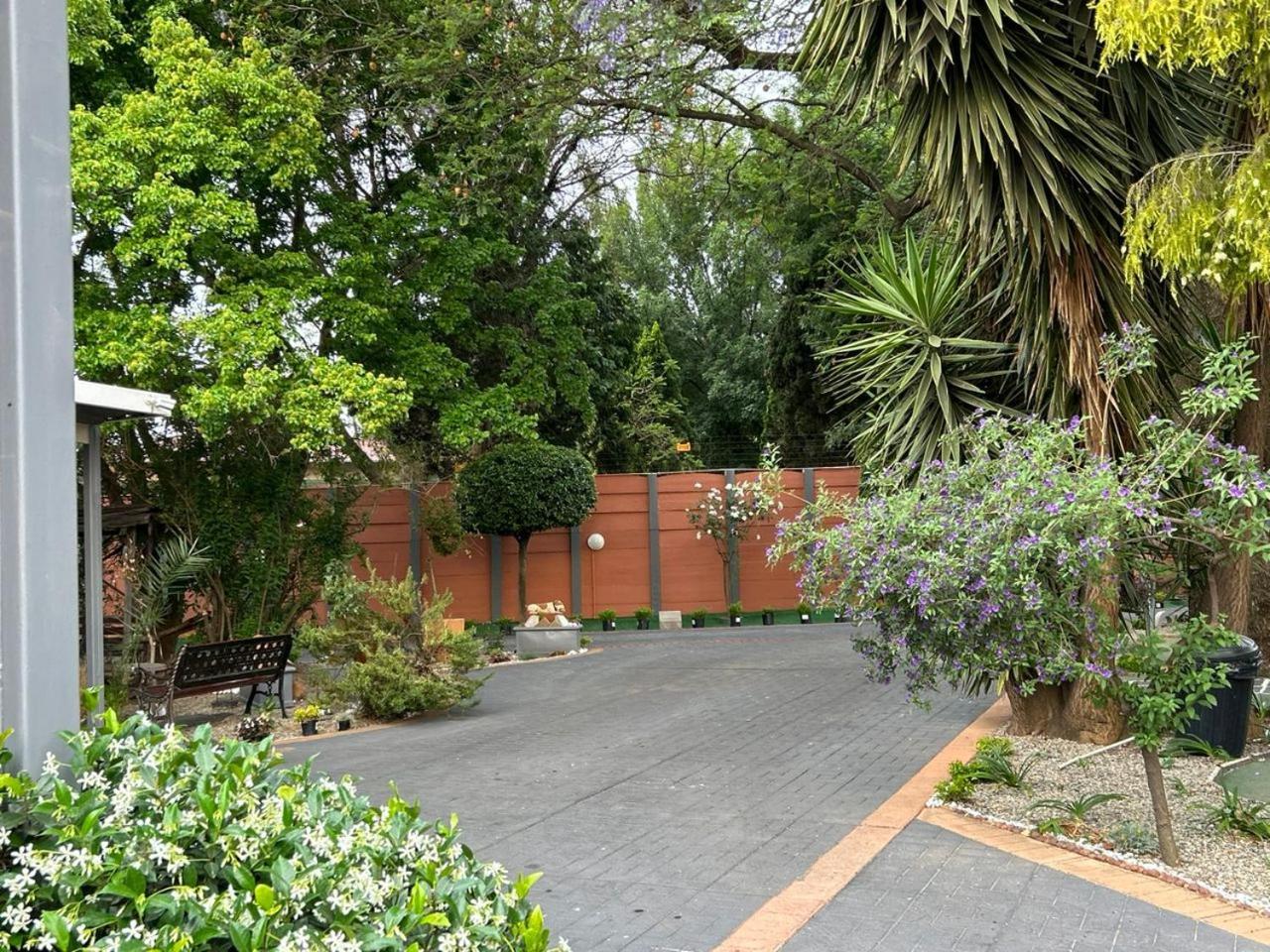 Blue Lantern Bed And Breakfast Kempton Park Bagian luar foto